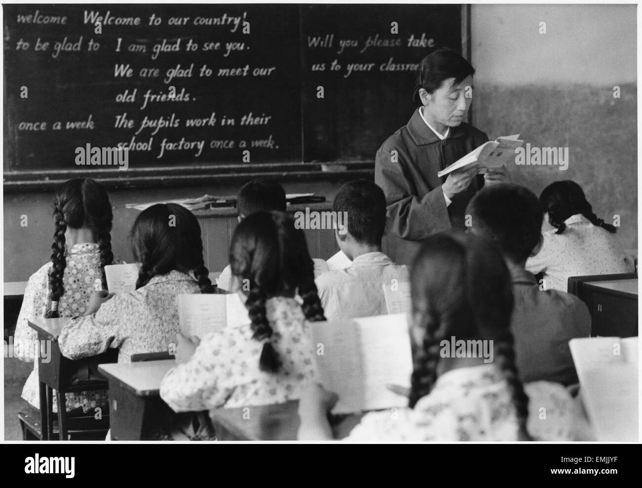 "Insegnante nella classe di inglese a Pechino Middle School n. 26', Cina, Film still dal film documentario "Relazione dalla Cina", Foto di Bob Kass, 1973 Foto Stock