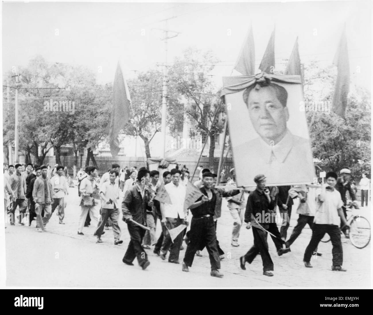 Dimostrazione celebrare la grande proletaria rivoluzione culturale con il ritratto del Presidente Mao Zedong e bandiere rosse", film documentario "Relazione dalla Cina', 1973 Foto Stock