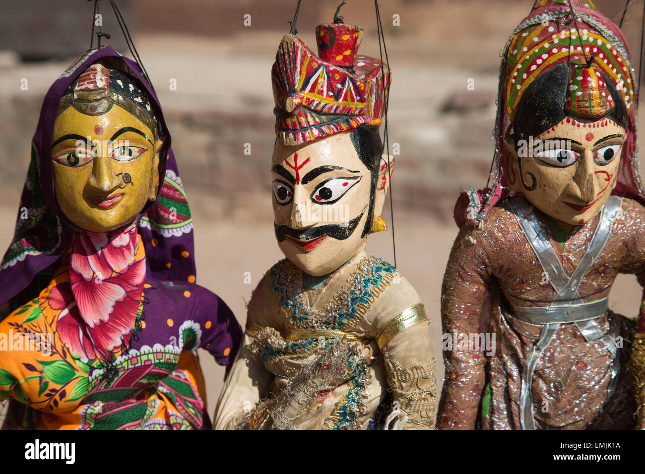 Donna indiana la vendita di fatto a mano marionette in Mehrangarth Fort, Jodhpur. Foto Stock