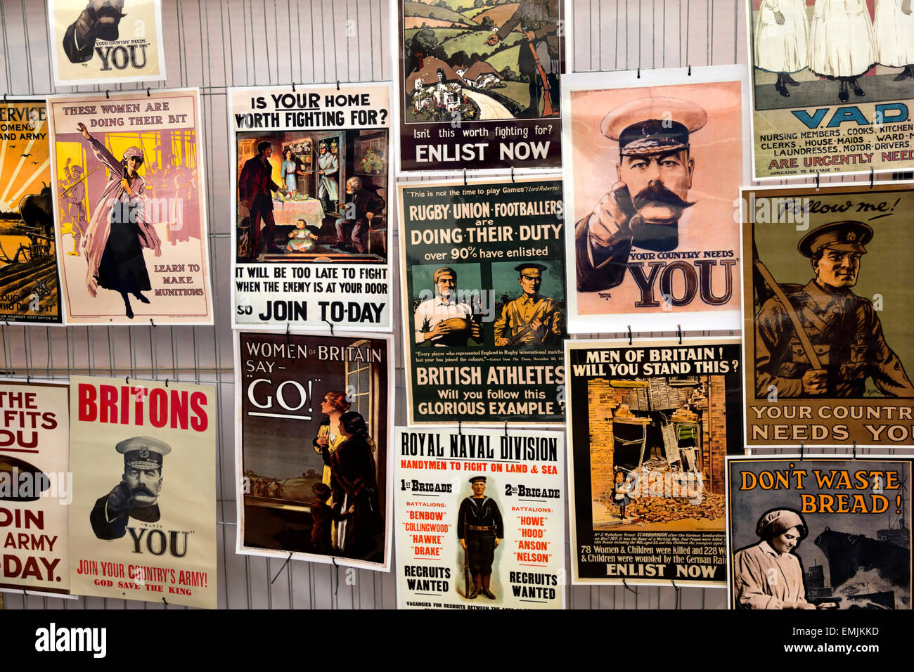 Esposizione di poster di arruolamento della prima guerra mondiale presso la mostra commemorazione del centenario della prima guerra mondiale, Great Dorset Steam Fair, Blandford, Dorset. Foto Stock