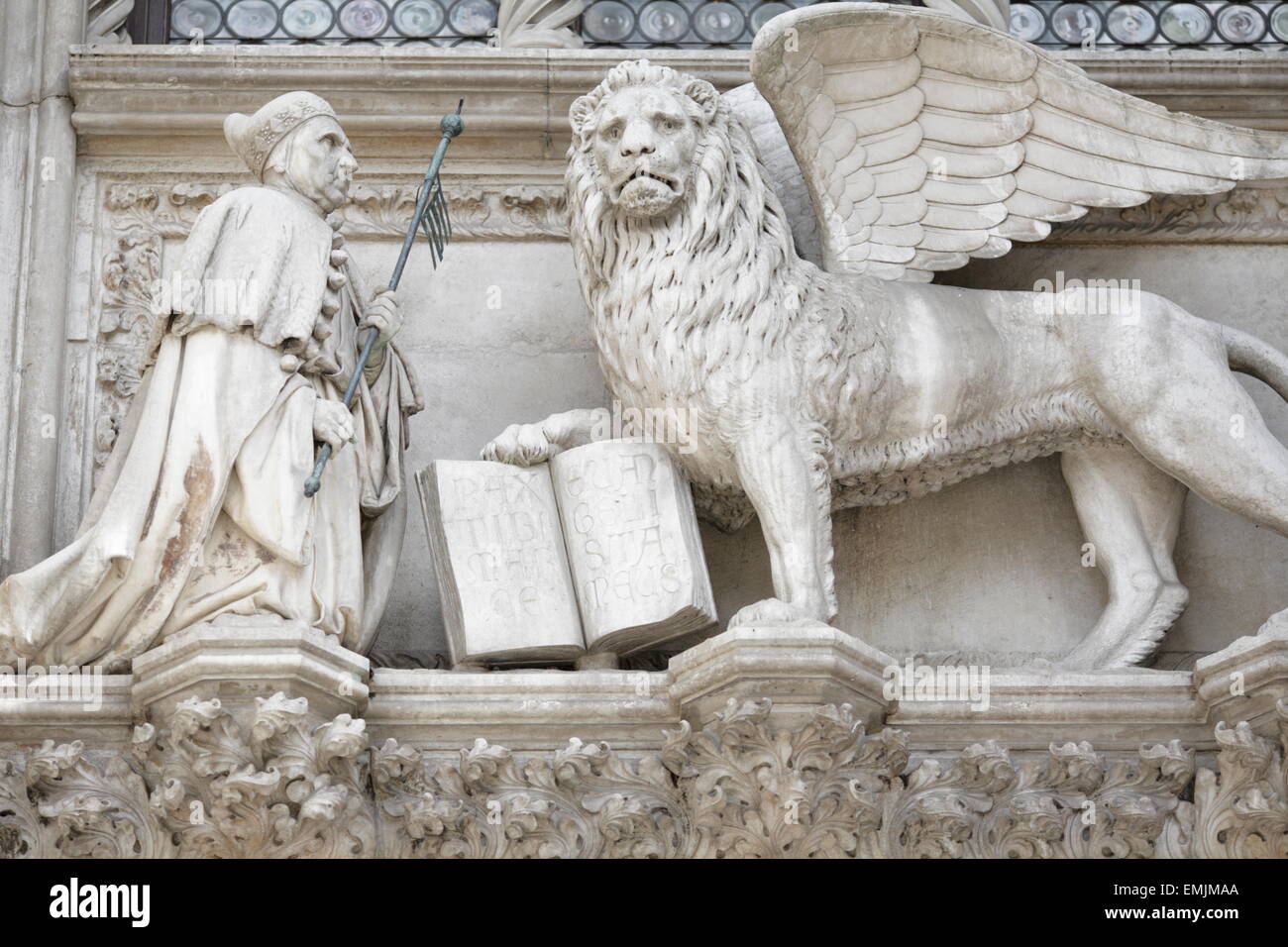 Doge Franscesco Foscari e Leone alato di Venezia, il Palazzo dei Dogi ingresso Foto Stock