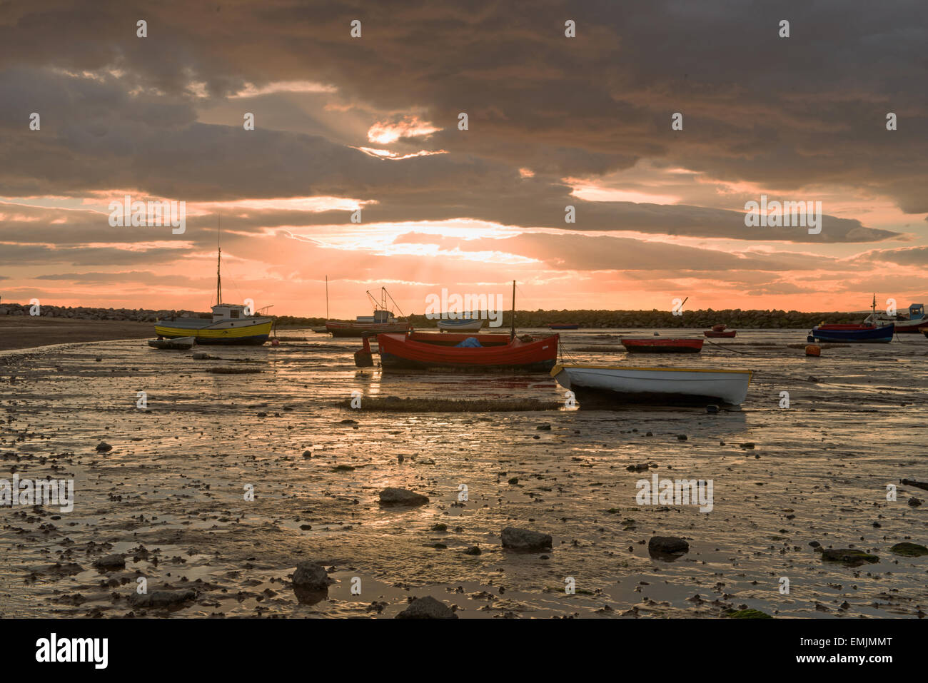 Spiaggiata barche sulla baia di Morecambe sabbie al tramonto con la marea. Foto Stock