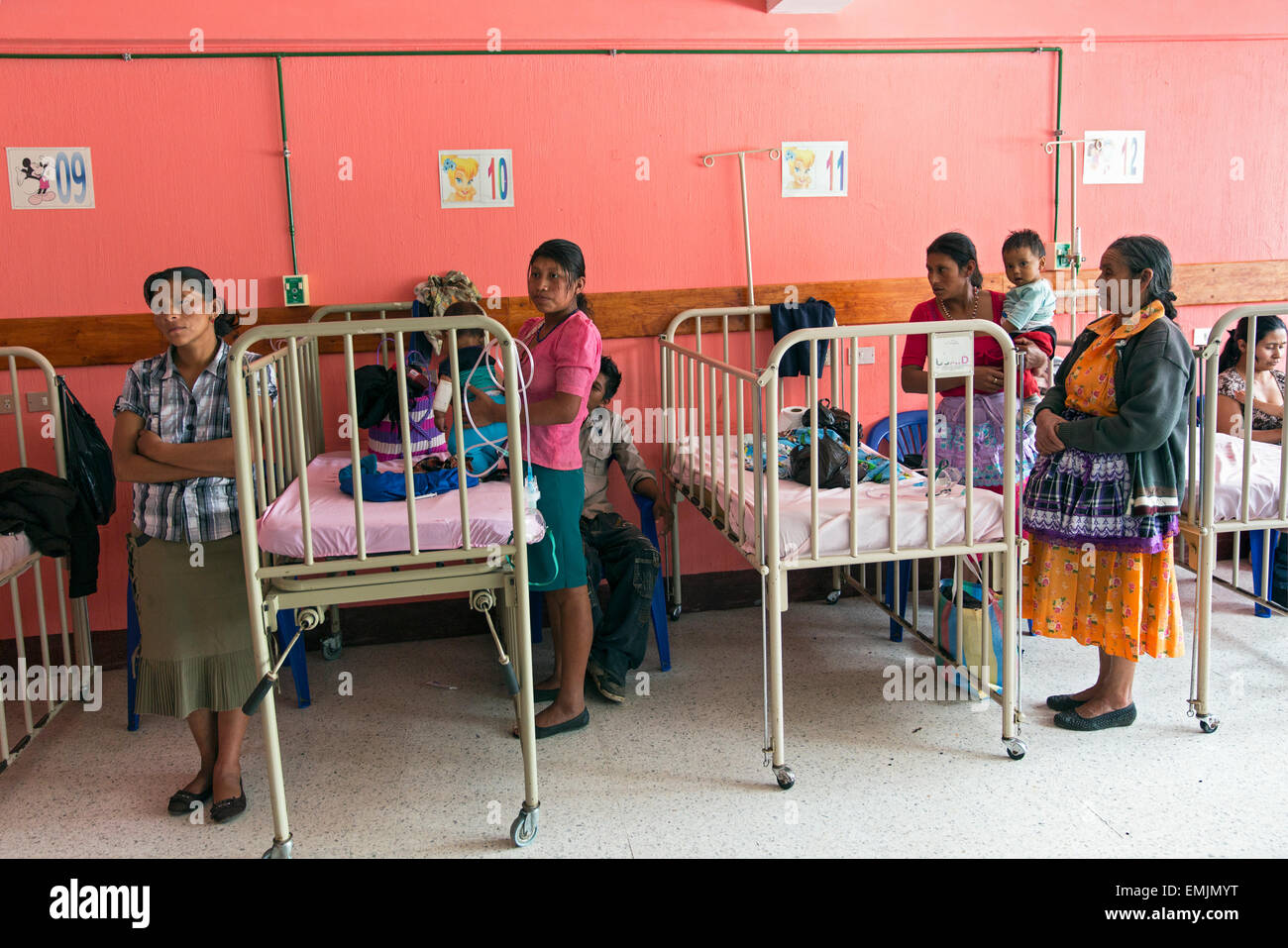 Guatemala, Jalapa, reparto dei bambini nell'ospedale locale che mostra sovraffollamento e strutture sanitarie minime. Foto Stock