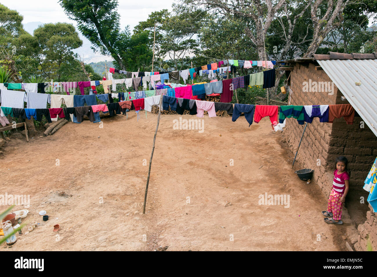 Guatemala,Jalapa, Palo Verde, casa adobe con bambino e servizio lavanderia. Foto Stock