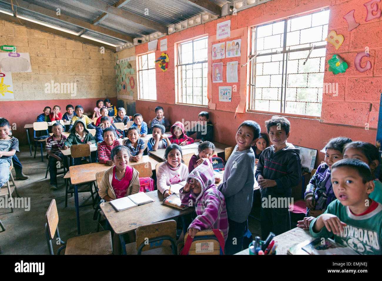 Guatemala,Jalapa, scuola bambini affollata in una classe Foto Stock