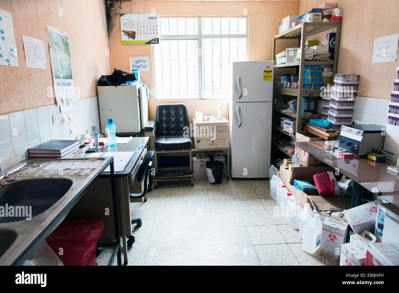 Guatemala,Jalapa, Sanyuyo, laboratorio ospedaliero che riflettono il modo in cui i poveri l'infrastruttura per la salute è Foto Stock