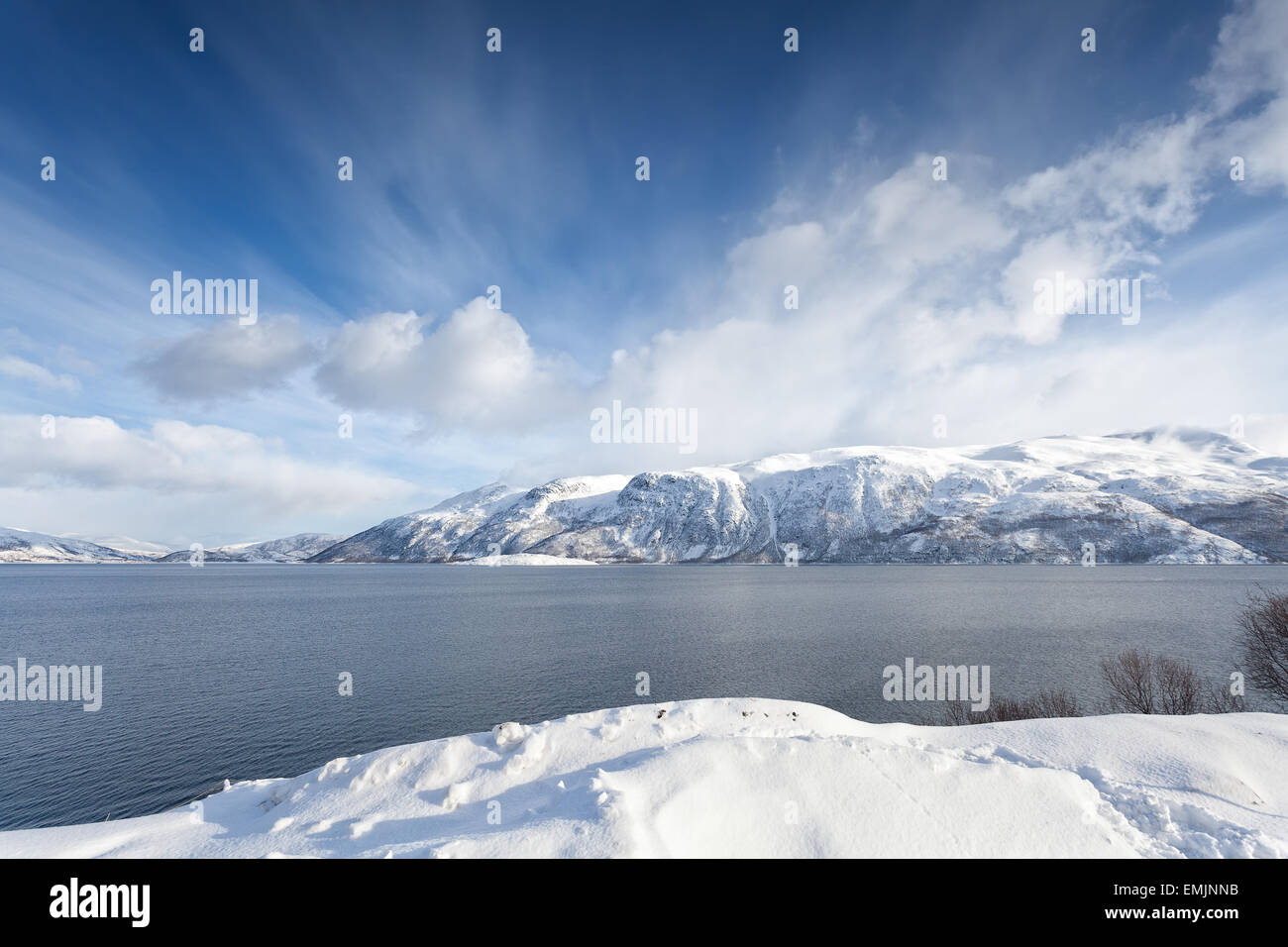 Fiordo d'inverno nella regione di Tromso, Norvegia Foto Stock