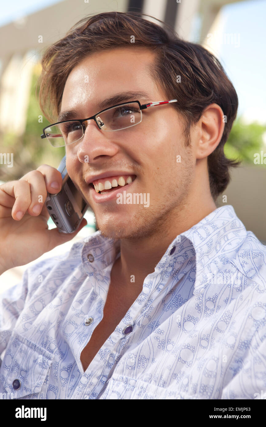 Ufficio giovane uomo parlando su smart phone Foto Stock