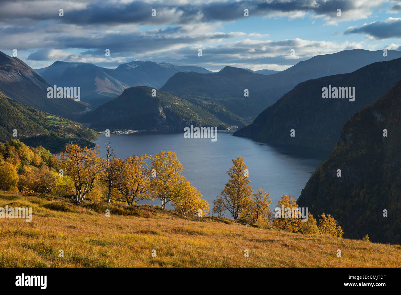 Autunno paesaggio di montagna sopra Norddalsfjord, Møre di Romsdal, Norvegia Foto Stock