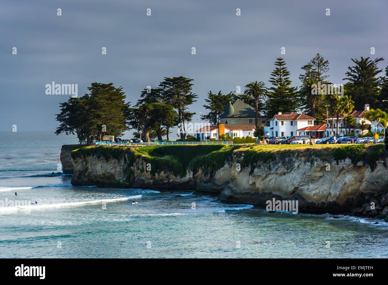 Scogliere lungo l'Oceano Pacifico a Santa Cruz, in California. Foto Stock