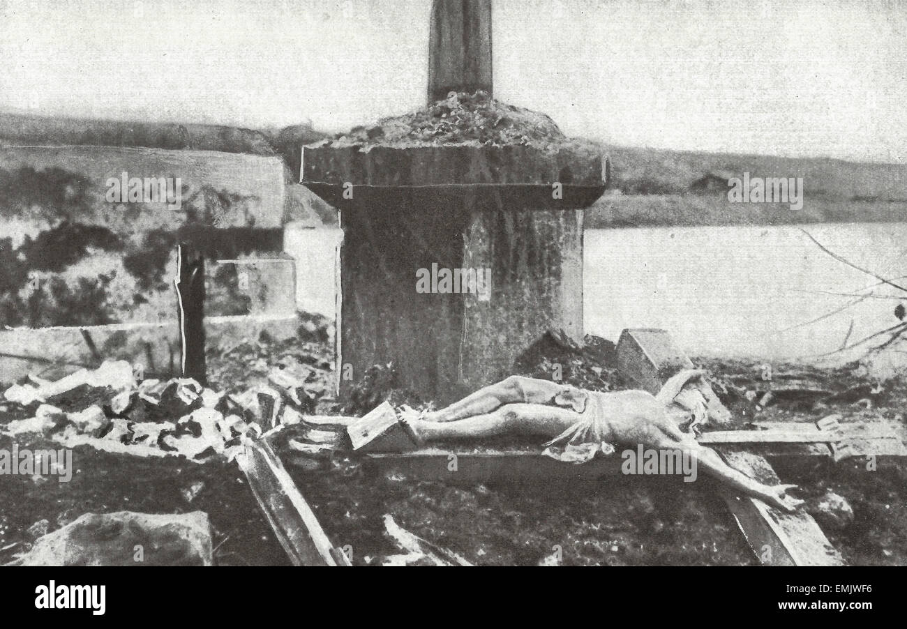 Un trionfo di Gunnery tedesco - Il Crocifisso è stato buttato giù da una shell, ma la figura rimasta intatta - la prima guerra mondiale Foto Stock
