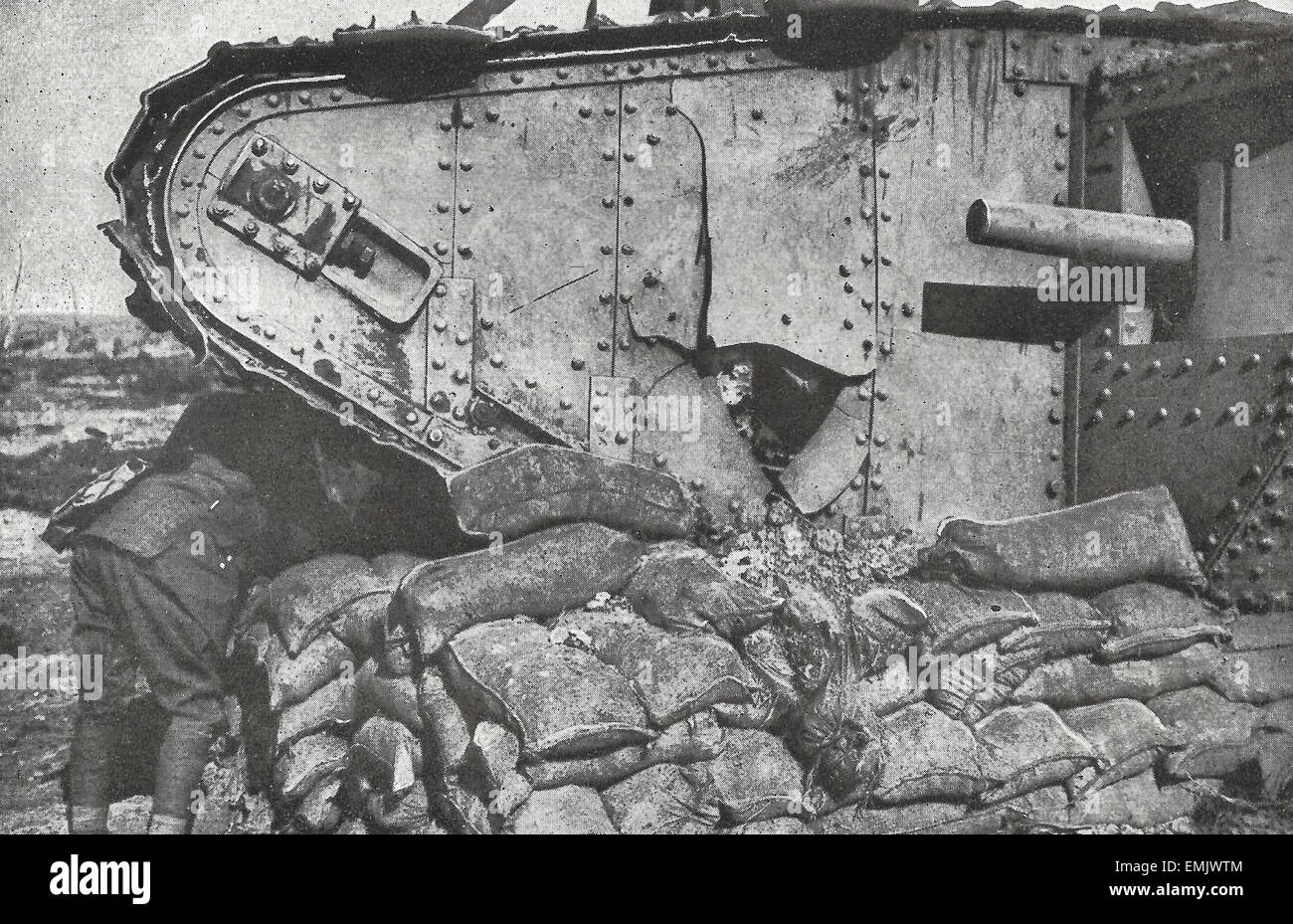 Un serbatoio abbandonati utilizzato come il tetto di una piroga durante la Prima Guerra Mondiale Foto Stock