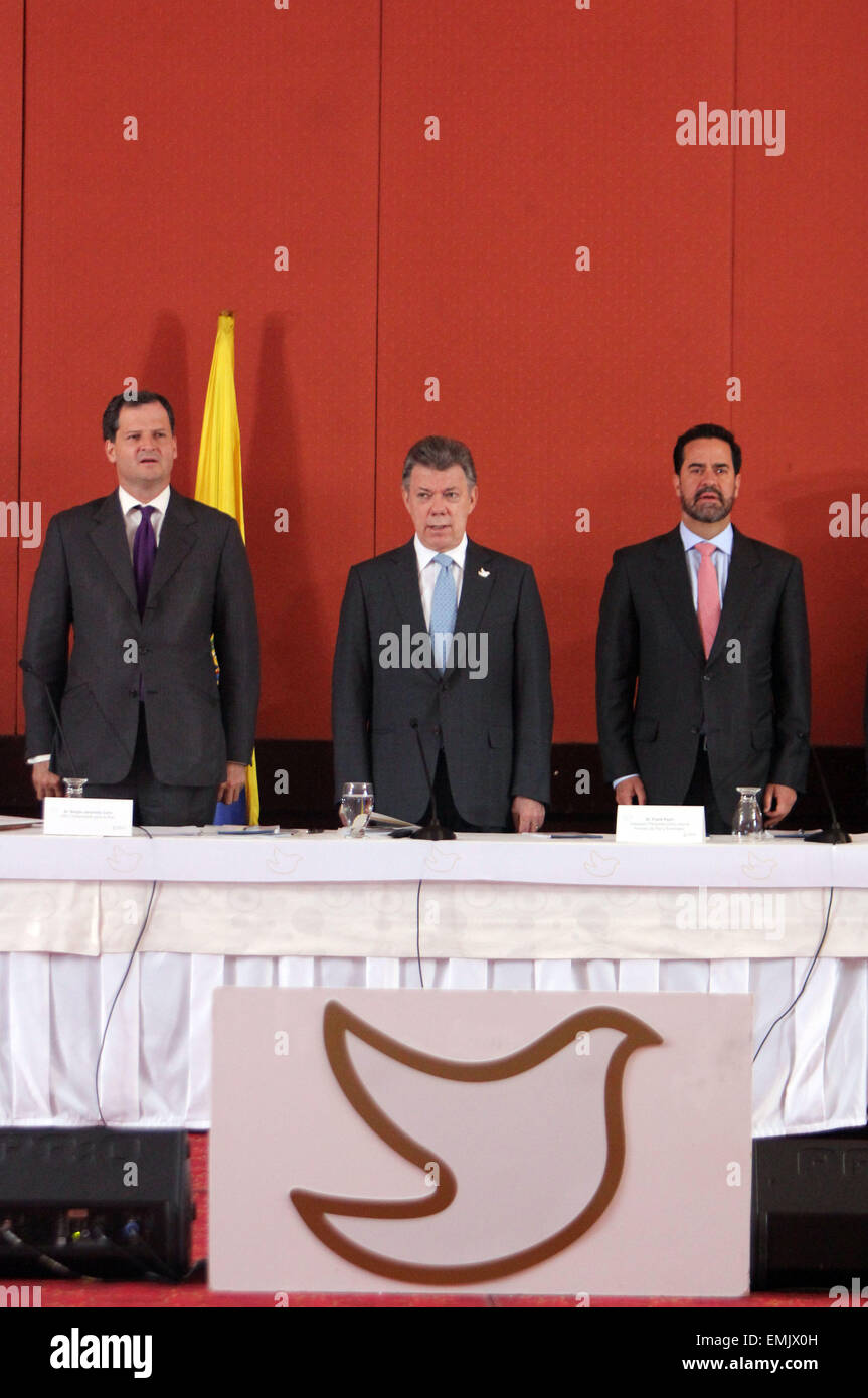 Bogotà, Colombia. Xxi Aprile, 2015. Il presidente colombiano Juan Manuel Santos (C) assiste l'apertura della terza sessione del Consiglio Nazionale di Pace a Bogotà, Colombia, il 21 aprile 2015. Juan Manuel Santos ha detto martedì che egli continuerà a insistere nel processo di pace con la guerriglia delle Forze Armate le forze rivoluzionarie della Colombia (FARC). © tedesco Enciso/COLPRENSA/Xinhua/Alamy Live News Foto Stock