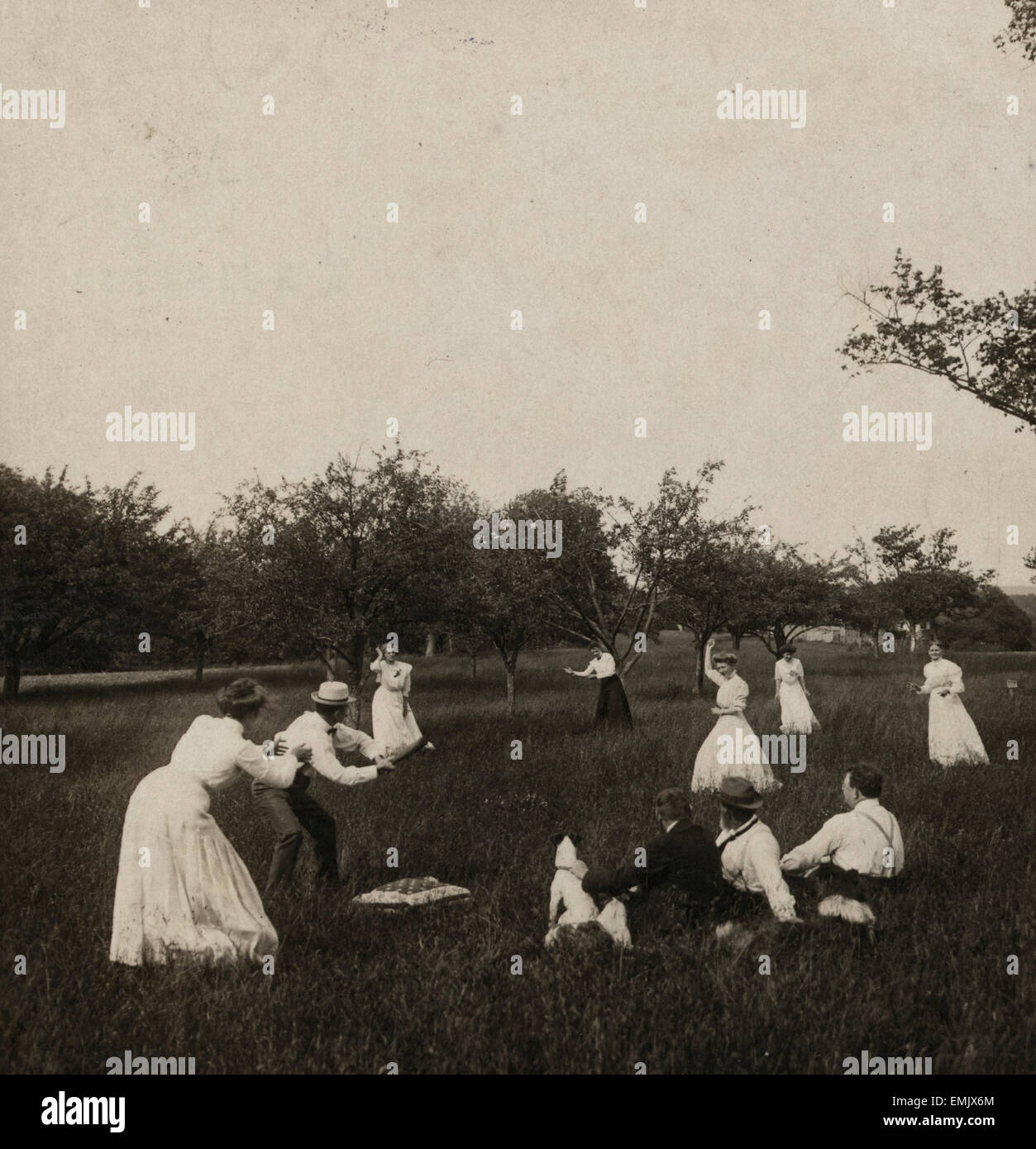 A giocare a baseball a Madison, New Jersey fotografia mostra gli uomini e le donne a giocare a baseball in un campo di erba alta. 1910 Foto Stock