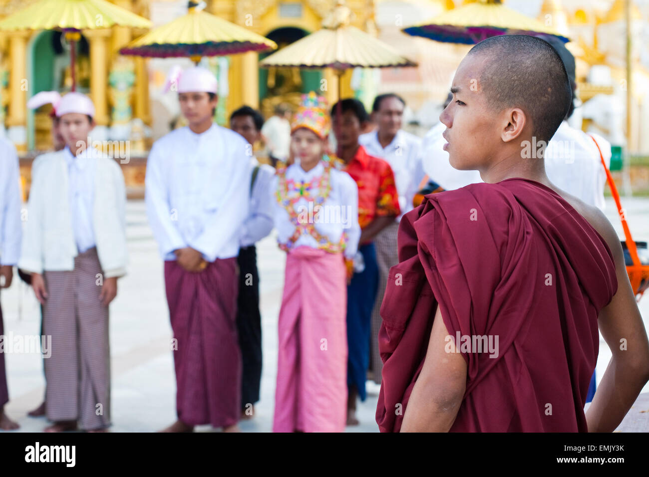 YANGON, MYANMAR - gennaio 29 : giovane monaco buddista osserva i novication cerimonia al tempio Shwedagon Jan 29, 2010. Un giovane ragazzo viene realizzato in un monaco novizio. Foto Stock