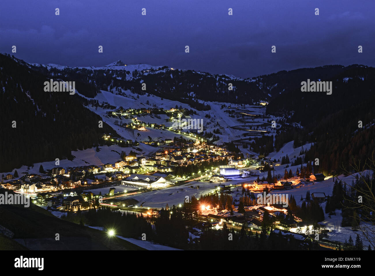 Corvara in Badia in una molla paesaggio notturno, Trentino Alto Adige - Dolomiti, Italia Foto Stock
