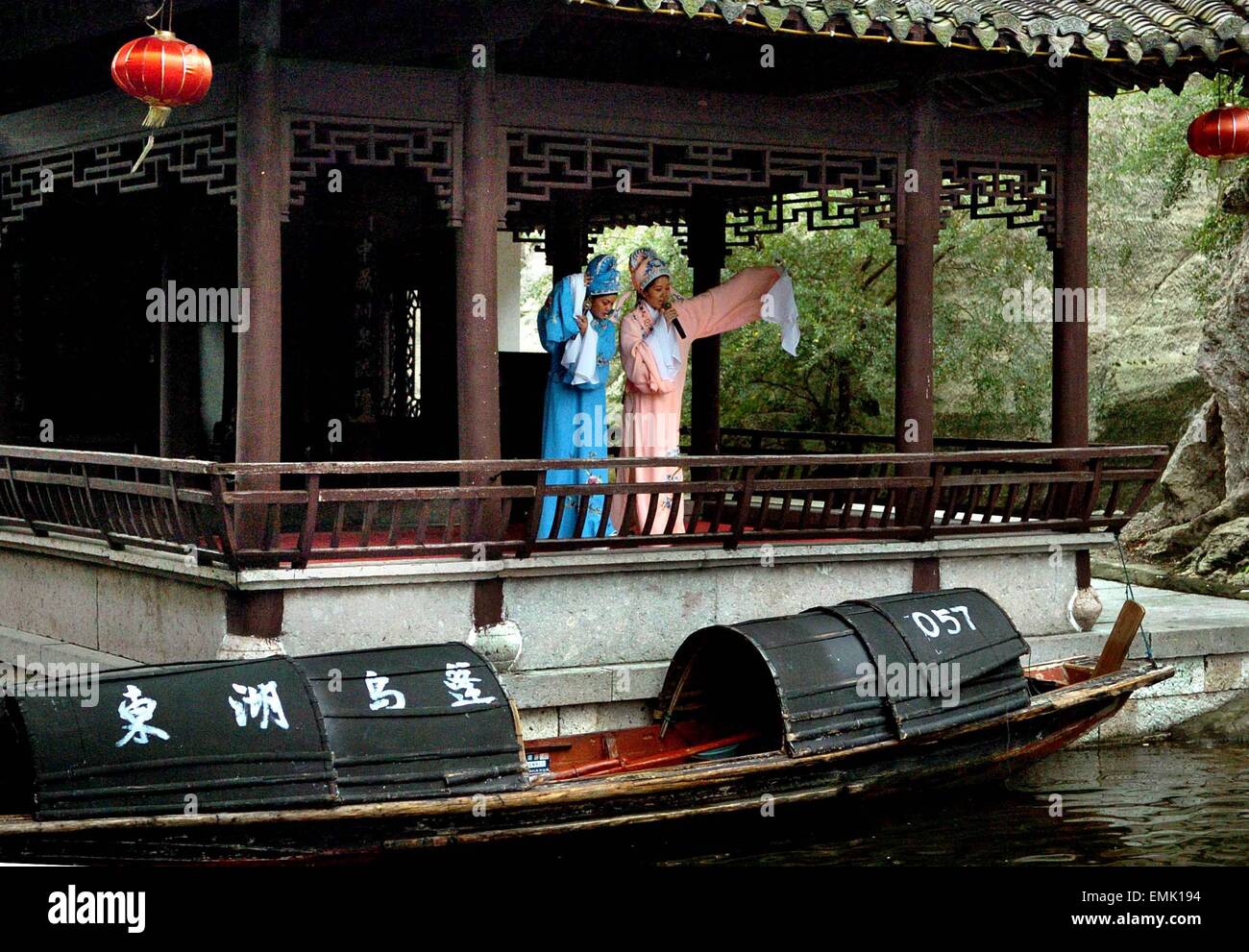 Pechino, cinese della Provincia di Zhejiang. Il 22 settembre, 2005. Eseguire gli attori del dramma Donghu Park di Shaoxing, est della Cina di Provincia dello Zhejiang, Sett. 22, 2005. Della Cina di eseguire la fase è una parte essenziale di architettura tradizionale Cinese. La maggior parte ben conservato antiche fasi sono state costruite nella dinastia Ming (1368-1644) e Qing (1644-1911). Esso è costituito generalmente da indoor e outdoor. I principali materiali di costruzione sono di legno, pietre e mattoni a vista. La sua esclusiva proprietà di acustica è diventata un importante scopo per esperti. © Wang Song/Xinhua/Alamy Live News Foto Stock