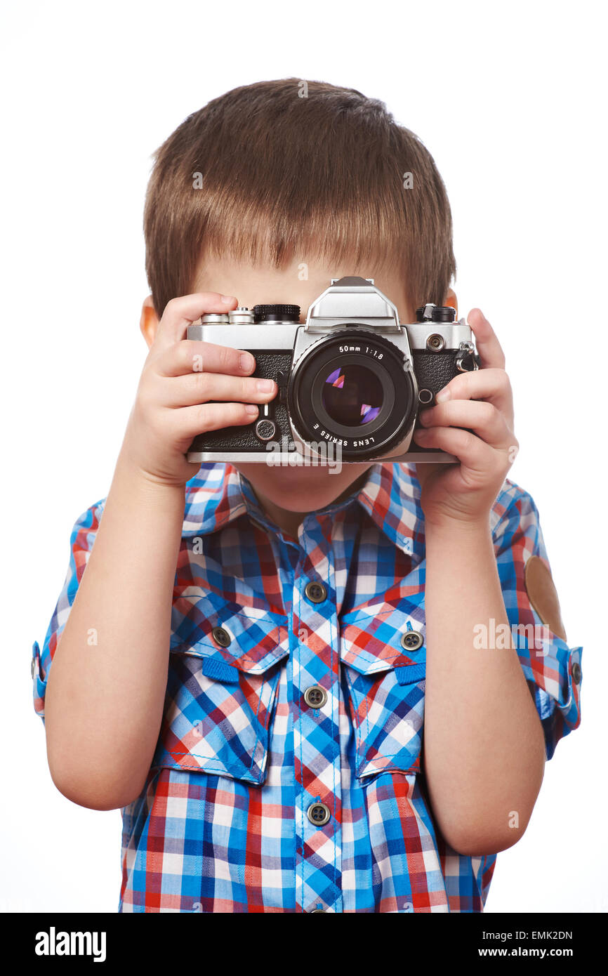 Little Boy reporter fotografo riprese con fotocamera reflex isolato di close-up Foto Stock