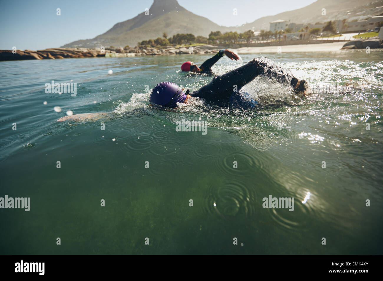 Triathlon nuotatori zangolatura l'acqua. Gli atleti praticanti triathletic per gara nel lago. Foto Stock