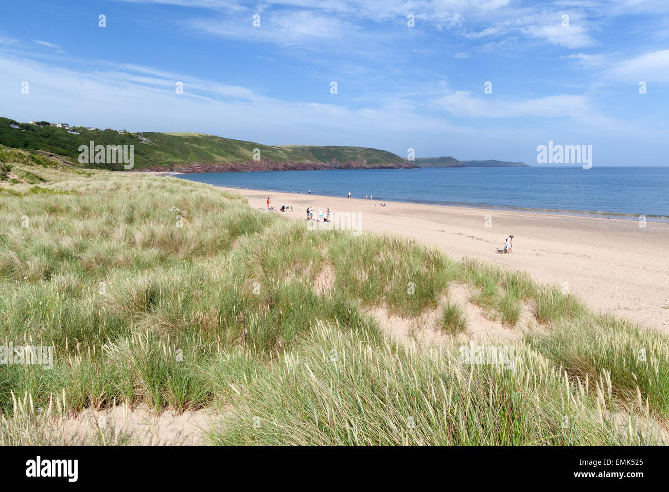 Estate su di una spiaggia di sabbia lungo Il Pembrokeshire Coast National Park Foto Stock