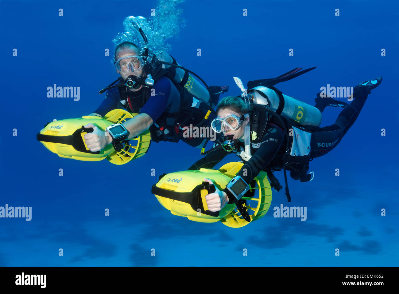 I subacquei con subacqueo veicoli a propulsione ad esplorare una barriera corallina, Soma Bay, Hurghada, Egitto, Mar Rosso Foto Stock