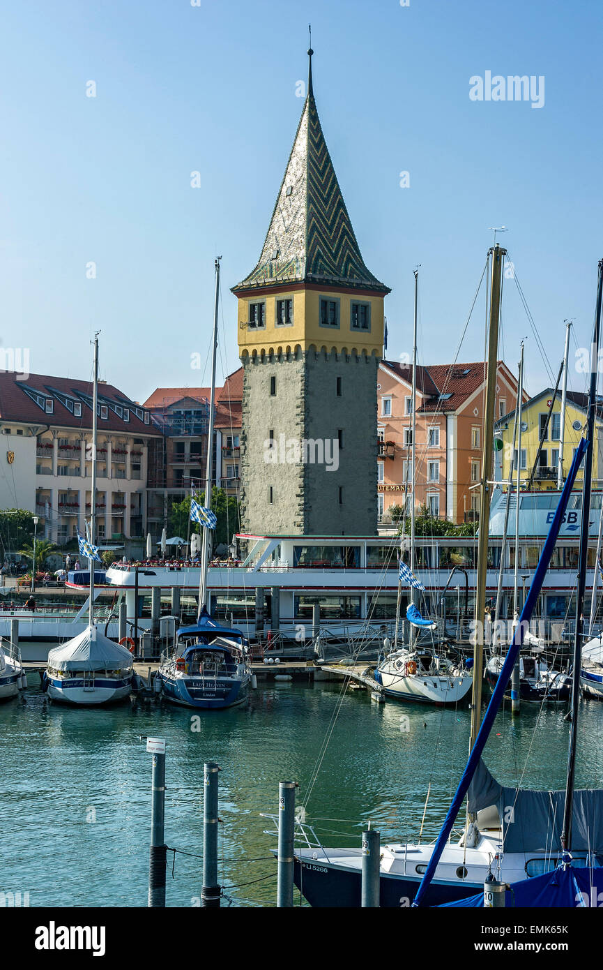 Barche a vela, vecchio faro, Mangenturm, porta al Lago di Costanza, Lindau, Svevia, Baviera, Germania Foto Stock