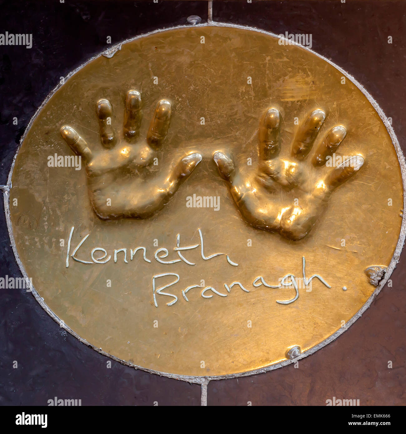 Handprints di attore britannico Kenneth Branagh sul pavimento di fronte ad un cinema di Londra, London, England, Regno Unito Foto Stock