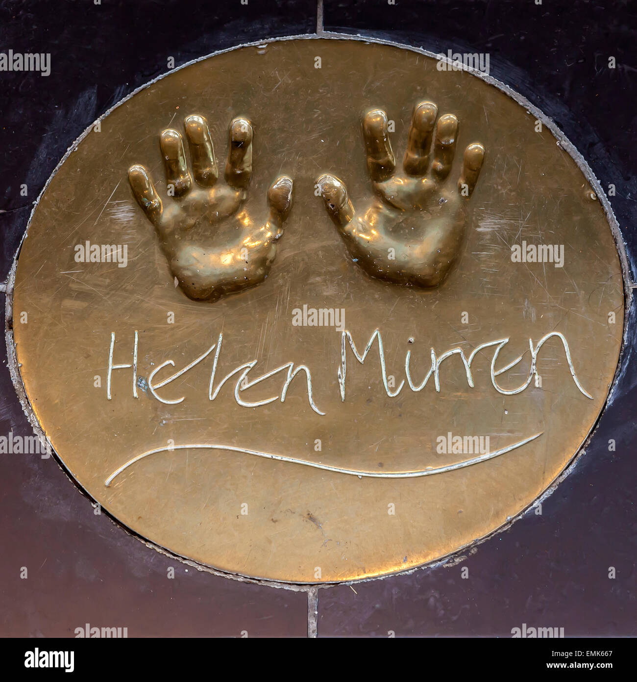 Handprints del British attrice Helen Mirren sul pavimento di fronte ad un cinema di Londra, London, England, Regno Unito Foto Stock