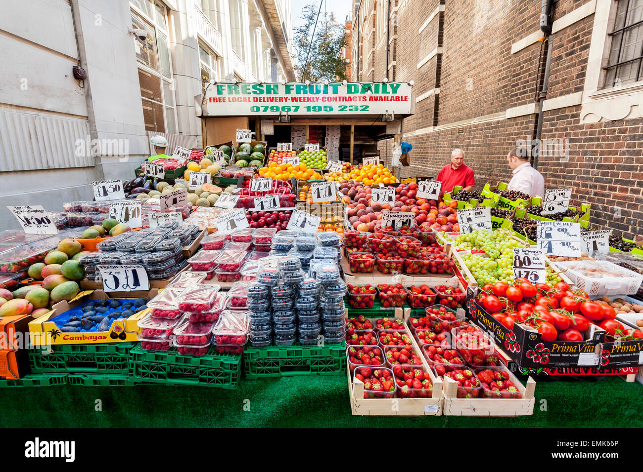 Pressione di stallo di mercato, il mercato della frutta in una piccola strada laterale, London, England, Regno Unito Foto Stock