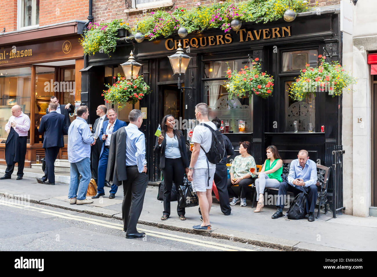 I visitatori di fronte a un tradizionale pub di Londra, Inghilterra, Regno Unito Foto Stock