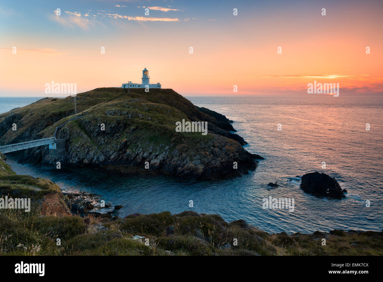 Faro al tramonto lungo Il Pembrokeshire Coast National Park, il Galles Foto Stock