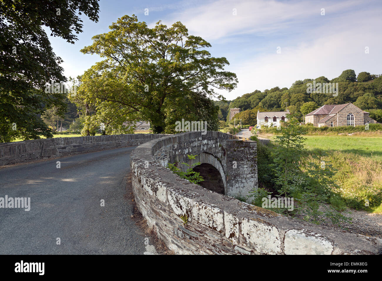 Il ponte di pietra di Nevern, un piccolo villaggio nel Pembrokeshire, Galles Foto Stock