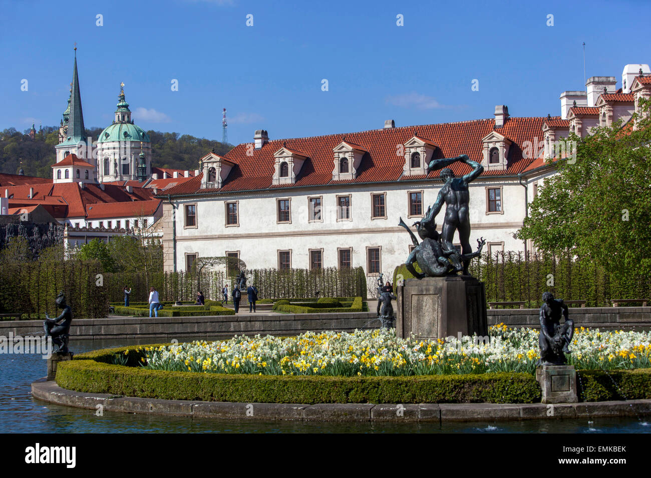 Palazzo Wallenstein di Praga Giardino Statua di Adrian de Vries Mala strana Giardini di Praga Fontana dello stagno Ercole che combatte con la scultura della slitta Foto Stock
