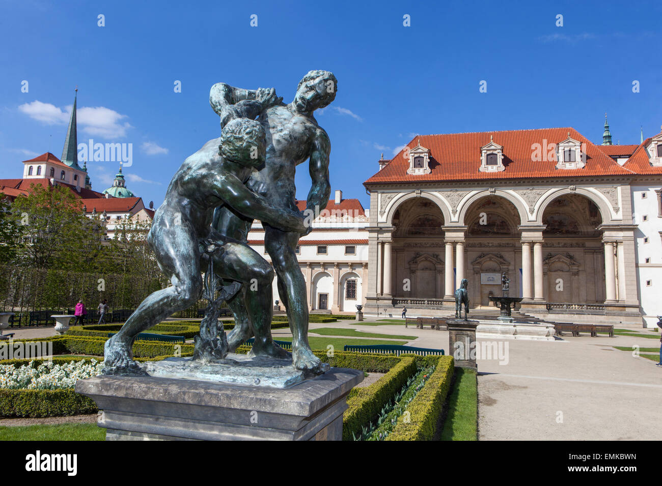 Giardini di Praga, giardino del Palazzo Wallenstein con statua di Adrian de Vries, Praga, Repubblica Ceca, scultura dei lottatori Foto Stock