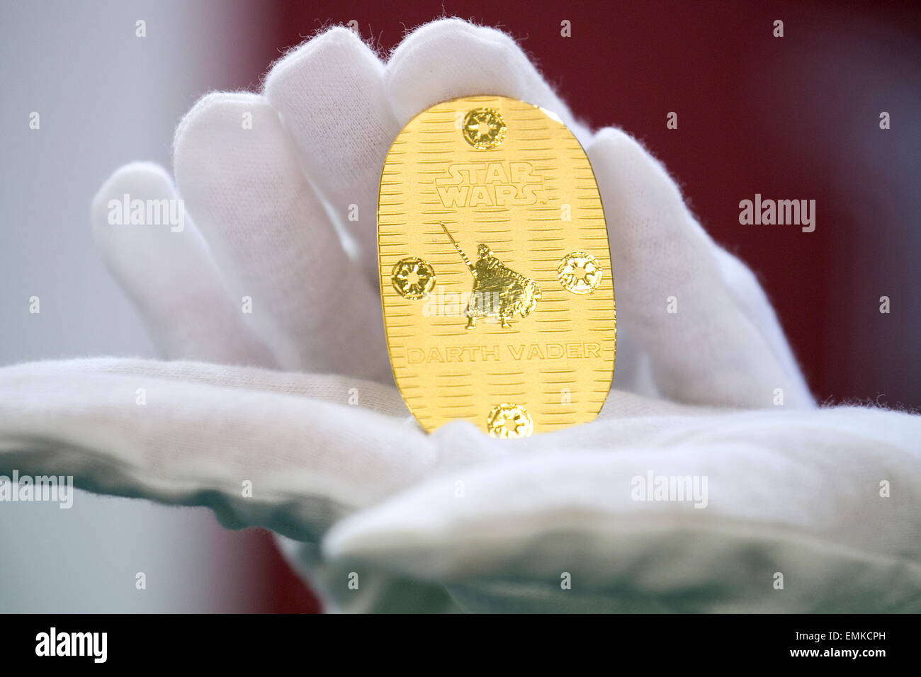 Tokyo, Giappone. 22 Aprile, 2015. Un membro del personale mostra un 24k gold coin di Darth Vader, il carattere del film della serie Star Wars a Ginza Tanaka gioielleria il 22 aprile 2015, Tokyo, Giappone. Il negozio gioielli venderà una serie di Star Wars themed le monete d'oro dal 4 maggio 2015 fino al 30 aprile 2016, per commemorare il nuovo film Star Wars Episodio VII la forza risveglia che è pianificato per il rilascio nel mese di dicembre 18, 2015. Quattro tipi di 24k monete d oro ciascuno con un individuo con il numero di serie sarà venduto con prezzi che vanno da 500 USD a 8.000 USD. © Rodrigo Reyes Marin/AFLO/Alamy vivere N Foto Stock