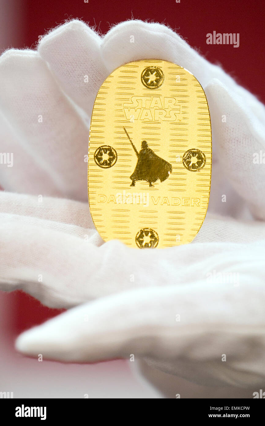 Tokyo, Giappone. 22 Aprile, 2015. Un membro del personale mostra un 24k gold coin di Darth Vader, il carattere del film della serie Star Wars a Ginza Tanaka gioielleria il 22 aprile 2015, Tokyo, Giappone. Il negozio gioielli venderà una serie di Star Wars themed le monete d'oro dal 4 maggio 2015 fino al 30 aprile 2016, per commemorare il nuovo film Star Wars Episodio VII la forza risveglia che è pianificato per il rilascio nel mese di dicembre 18, 2015. Quattro tipi di 24k monete d oro ciascuno con un individuo con il numero di serie sarà venduto con prezzi che vanno da 500 USD a 8.000 USD. © Rodrigo Reyes Marin/AFLO/Alamy vivere N Foto Stock