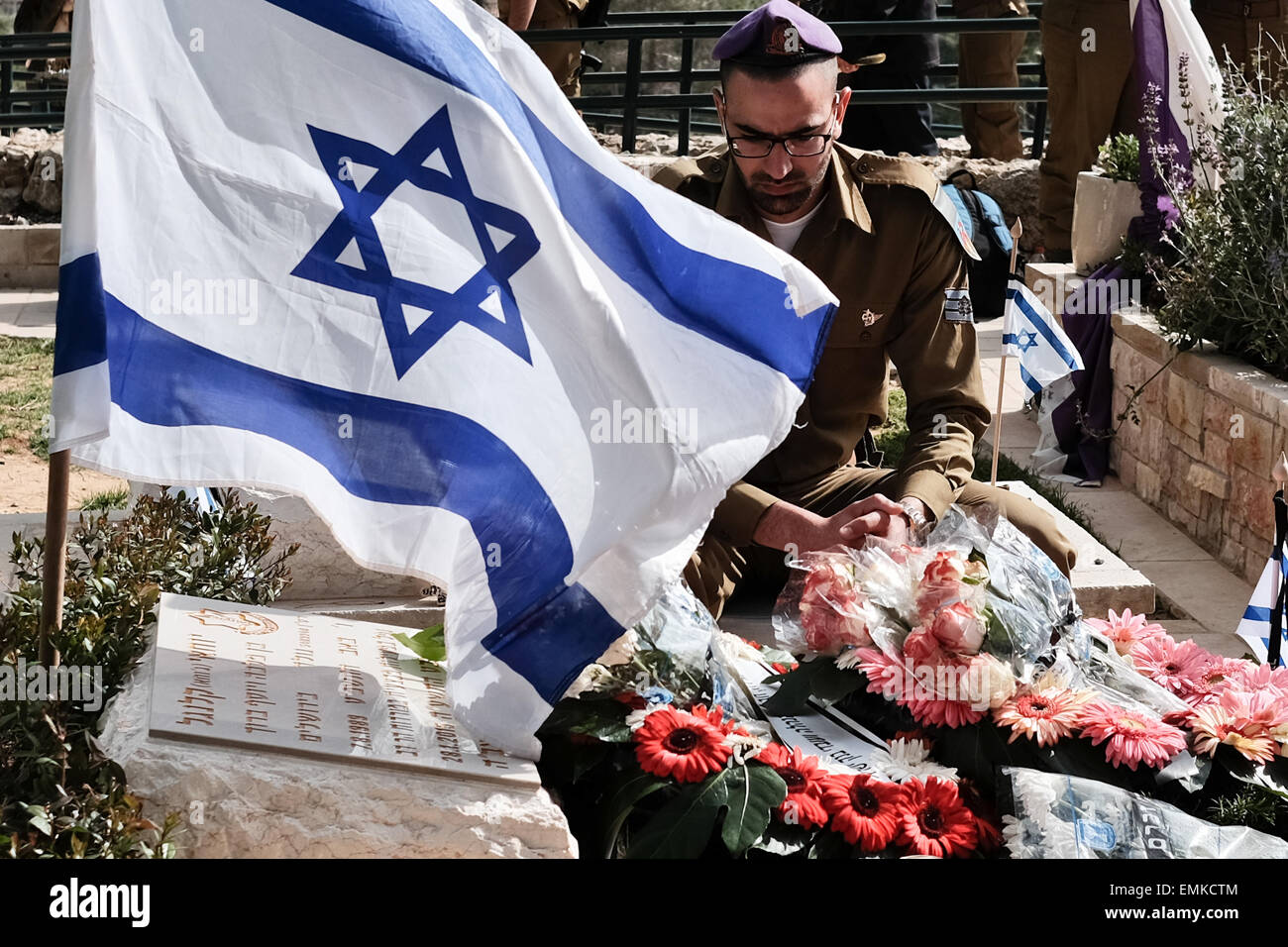 Gerusalemme, Israele. 22 apr, 2015. Famiglie, amici e camerati in armi pay rispetta e piangono i caduti presso il monte Herzl cimitero militare del Memorial Day. Questo Yom Hazikaron Memorial Day per Israele soldati caduti e vittime di attacchi terroristici, commemora 23,320 caduti. Credito: Nir Alon/Alamy Live News Foto Stock