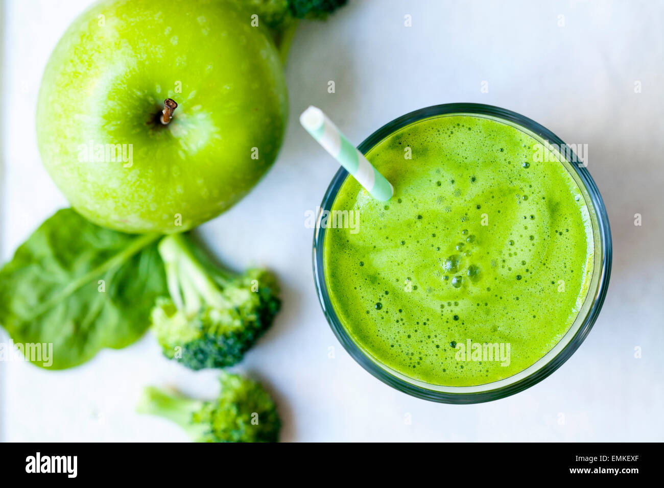 Succo verde con broccoli, apple e spinaci Foto Stock