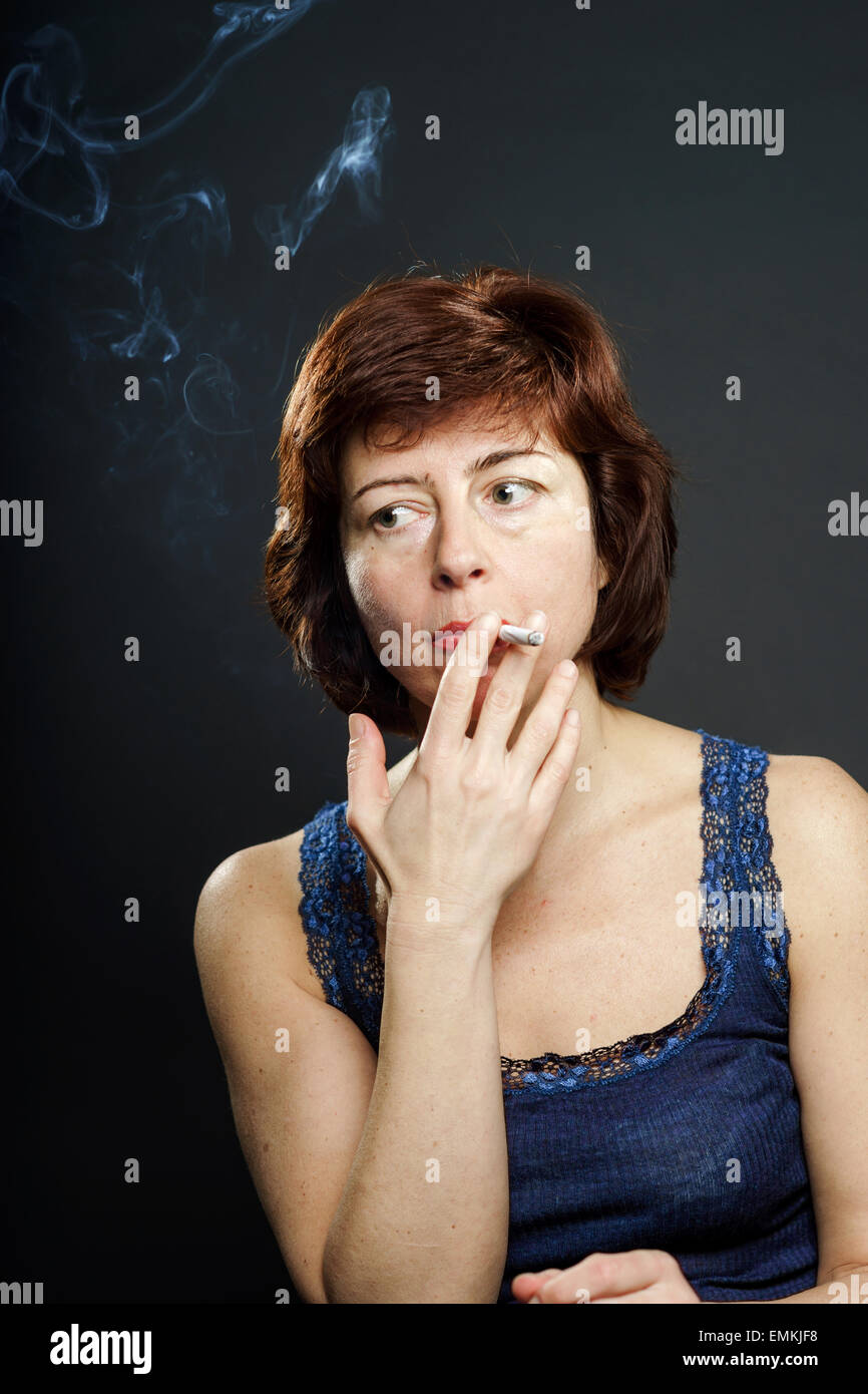 Giovane donna di fumare sigarette, healthcare concetto, isolato Foto Stock