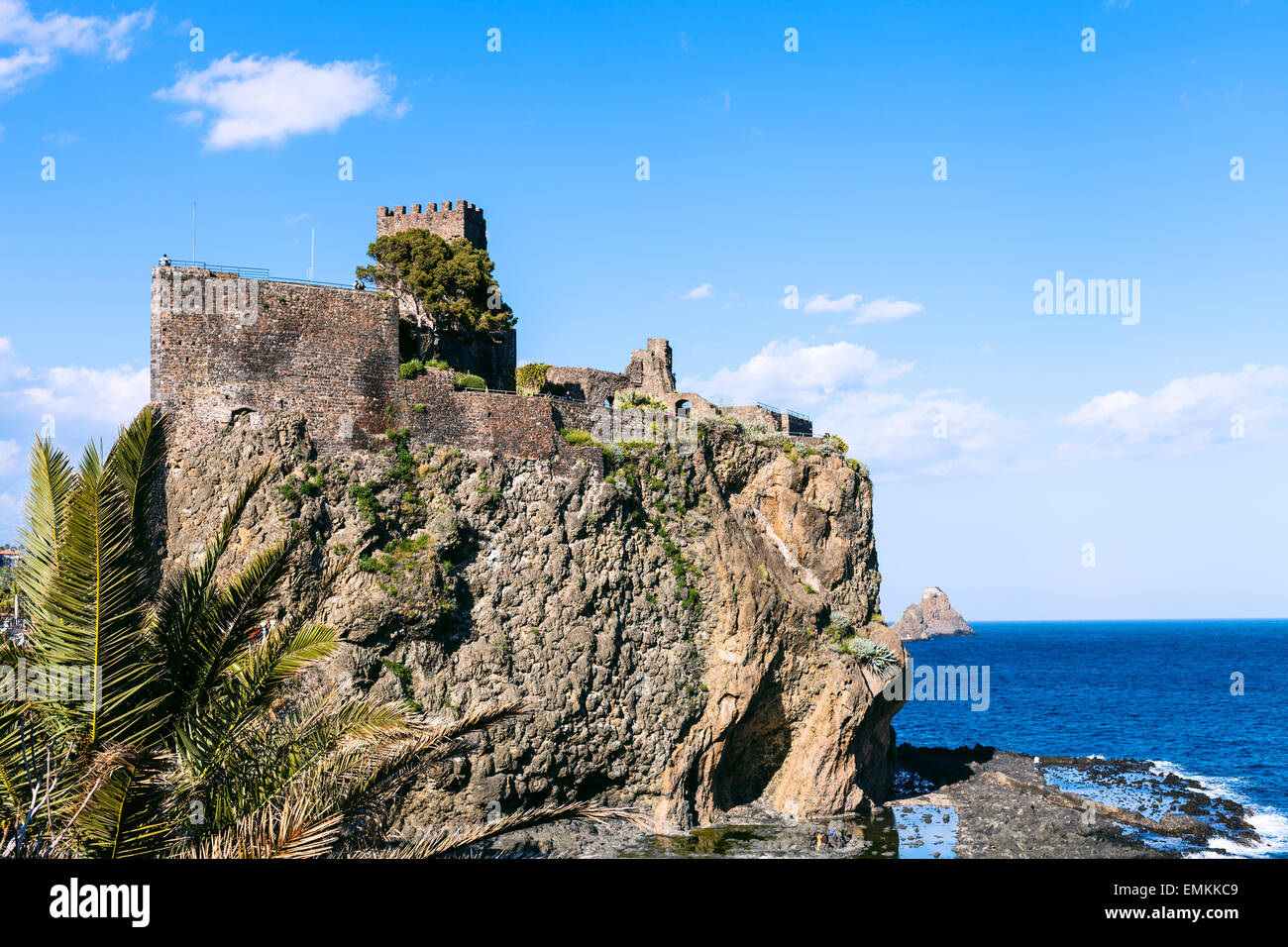 Il Castello Normanno di Aci Castello storico e ciclopica Rock (Isole dei Ciclopi), Sicilia, Italia Foto Stock