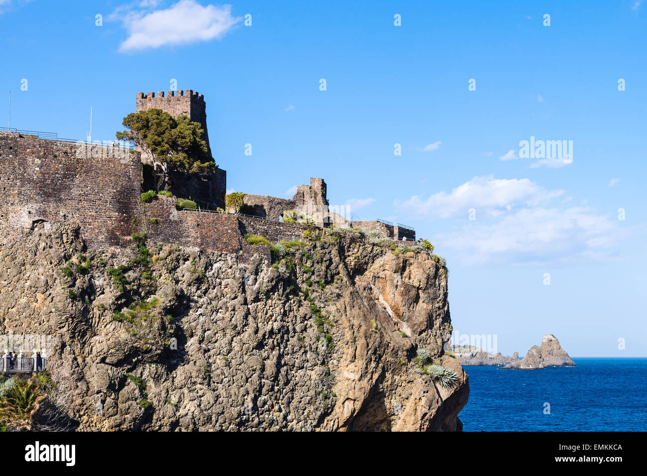Vista del castello normanno di Aci Castello storico e rocce ciclopiche (Isole dei Ciclopi), Sicilia, Italia Foto Stock