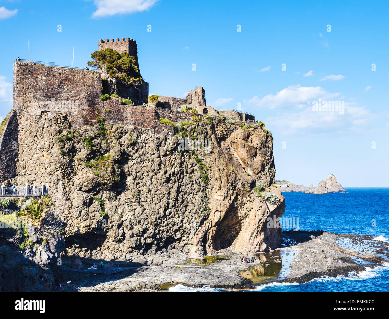 Castello normanno di Aci Castello Village e rocce ciclopiche (Isole dei Ciclopi), Sicilia, Italia Foto Stock