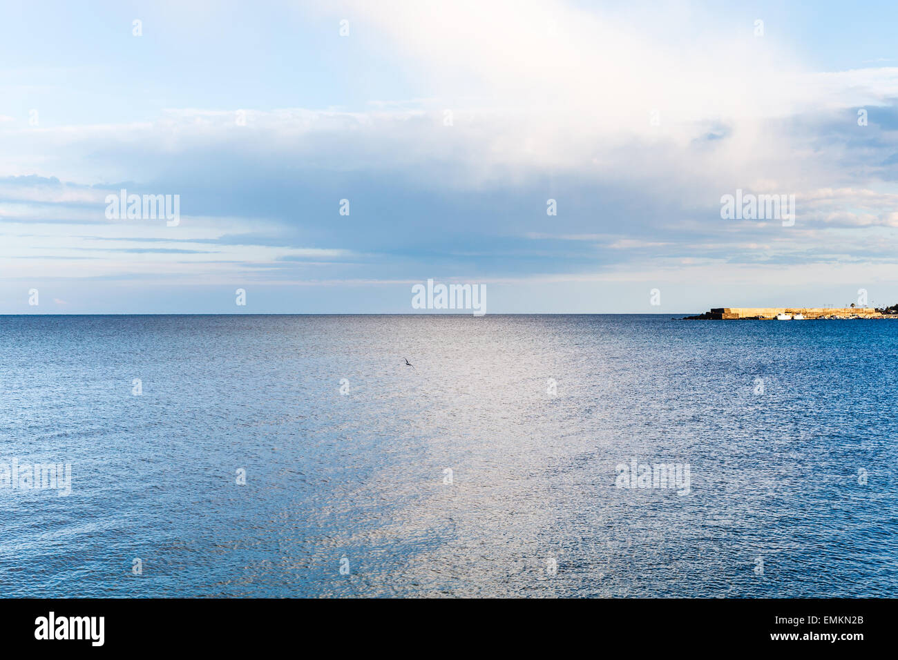 Mole e il Mar Ionio vicino a Giardini Naxos town dopo la primavera pioggia, Sicilia Foto Stock