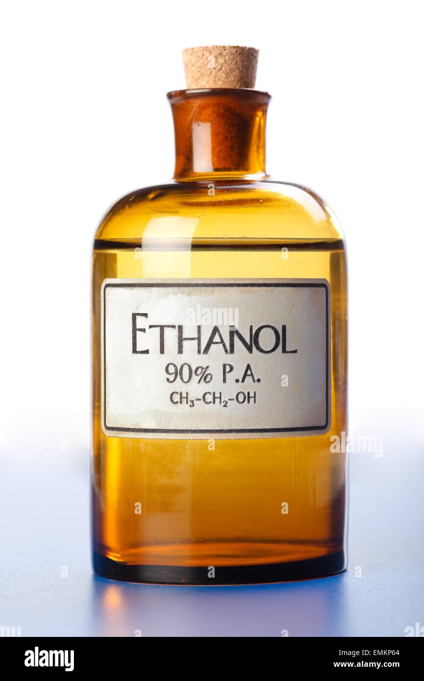 Etanolo puro concentrato di alcool etilico in bottiglia Foto stock - Alamy