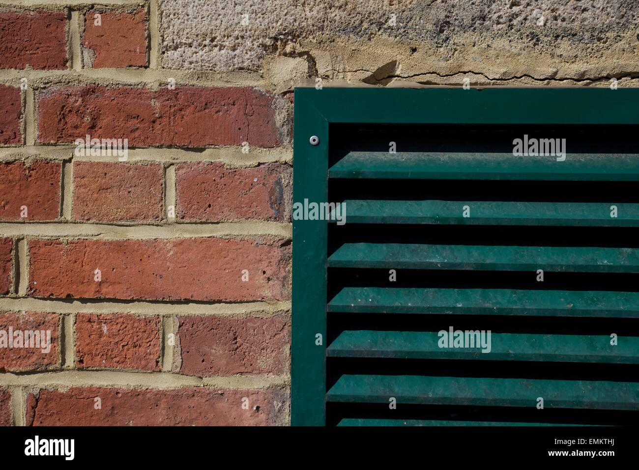 Chiusura del condotto d'aria sul lato dell'edificio di mattoni Foto Stock