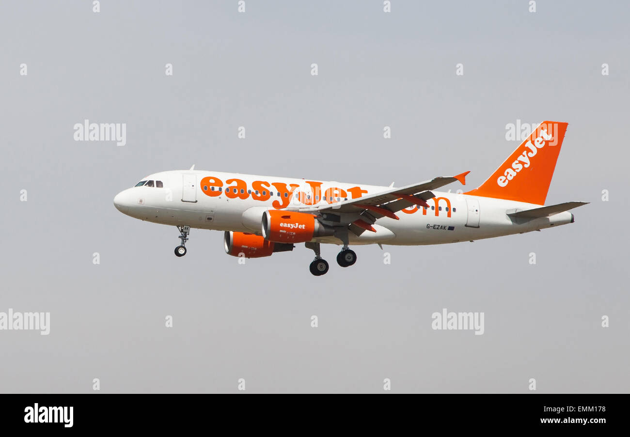 Un Easyjet Airbus A319 si avvicina all'Aeroporto El Prat di Barcellona, Spagna. Foto Stock