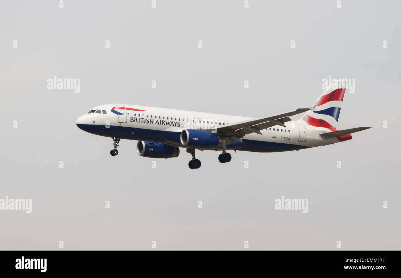 Un British Airways Airbus A320 di avvicinamento all'Aeroporto El Prat di Barcellona, Spagna. Foto Stock