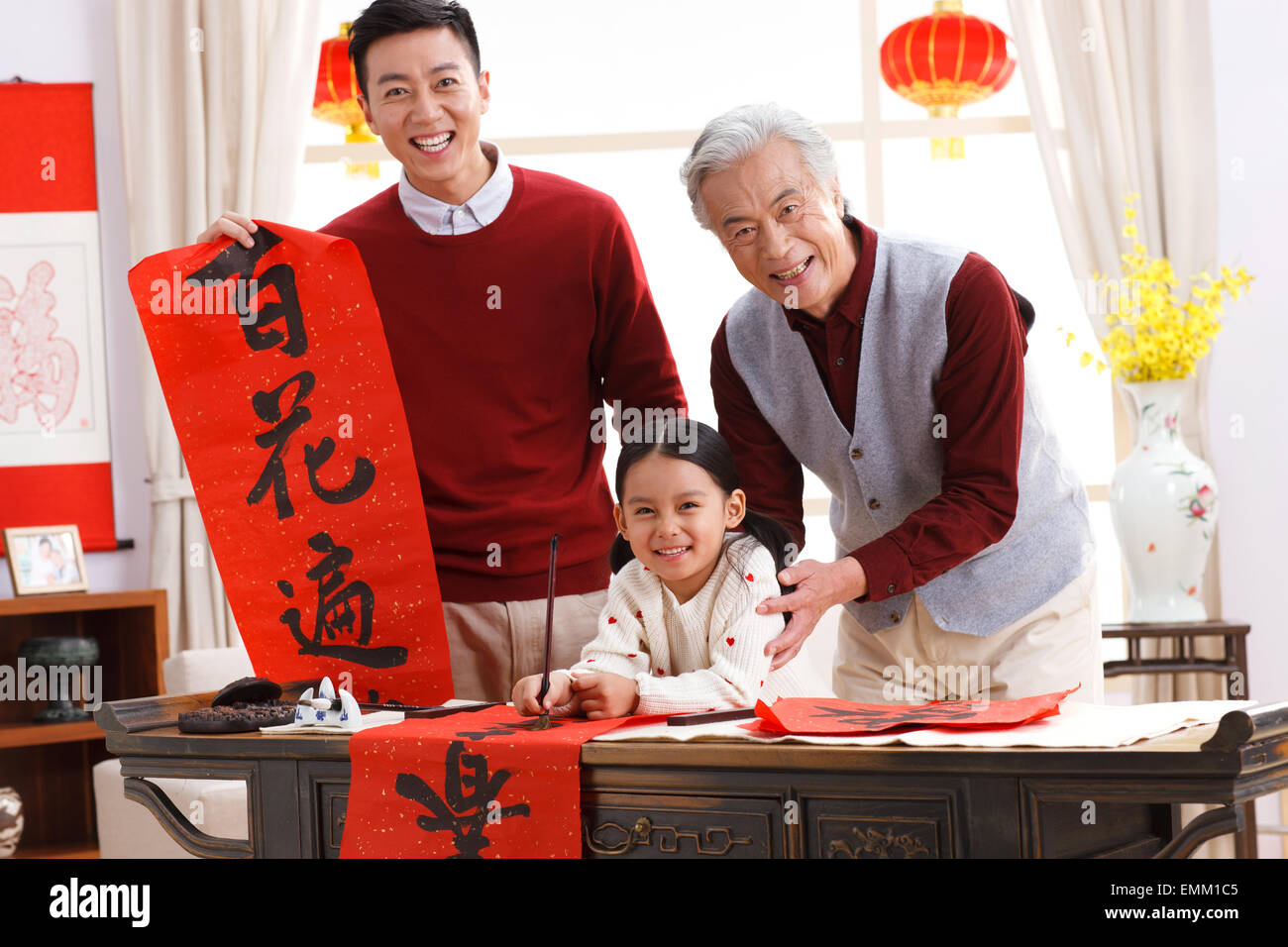 La famiglia felice anno nuovo per iscritto baciata Foto Stock