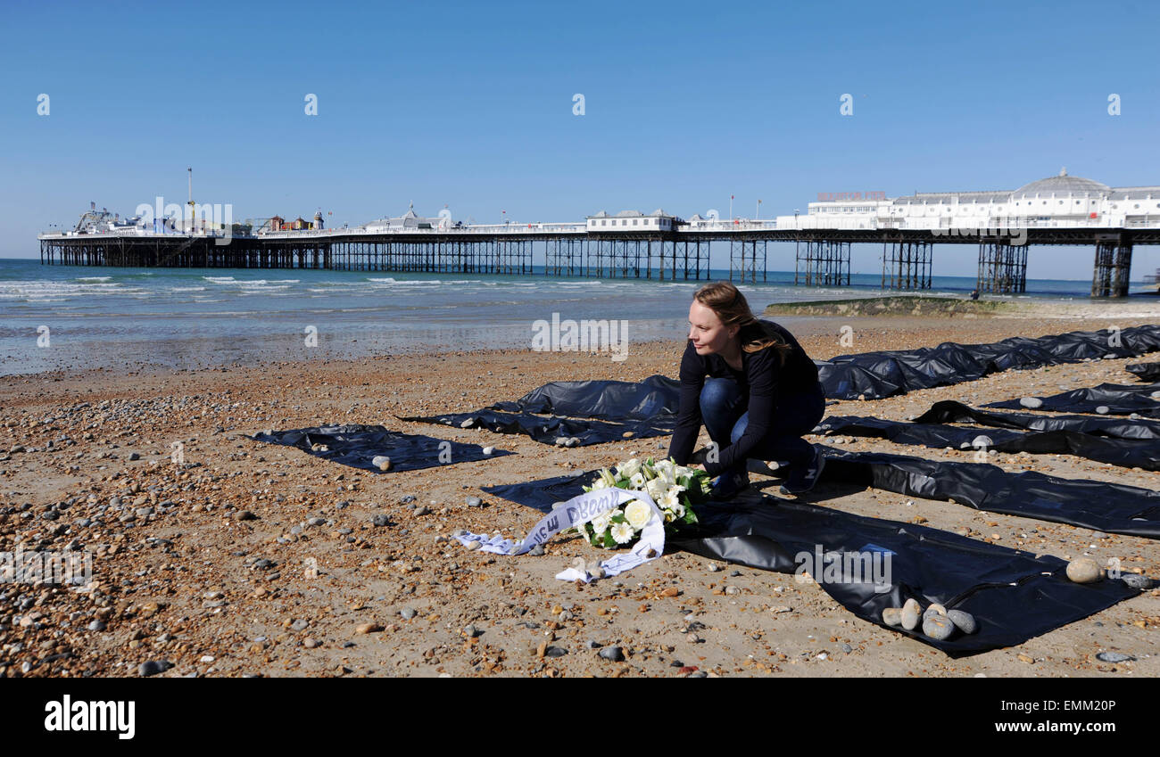 Brighton, Regno Unito. Il 22 aprile, 2015. I membri di Amnesty giacciono nel body bags sulla spiaggia di Brighton questa mattina per evidenziare il crescente problema dei migranti nel Mediterraneo Credito: Simon Dack/Alamy Live News Foto Stock