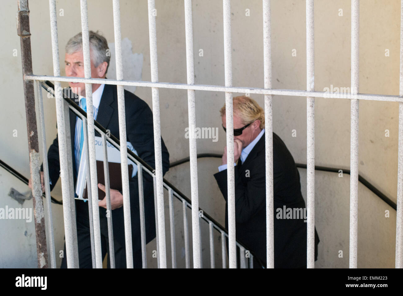 Blackpool Regno Unito, 22 aprile 2015. news, Ex calciatore Colin Hendry (biondo con gli occhiali da sole sul diritto) arriva a Blackpool magistrati corte su una bevanda carica di azionamento. L'ex Scottish player internazionale e Blackpool fc manager rende frettolosamente il suo modo alla corte di credito entrata: Gary Telford/Alamy Live News Foto Stock